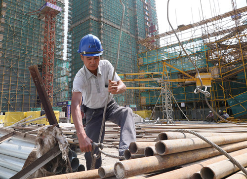 高温天气建筑工地"做两头歇中间"